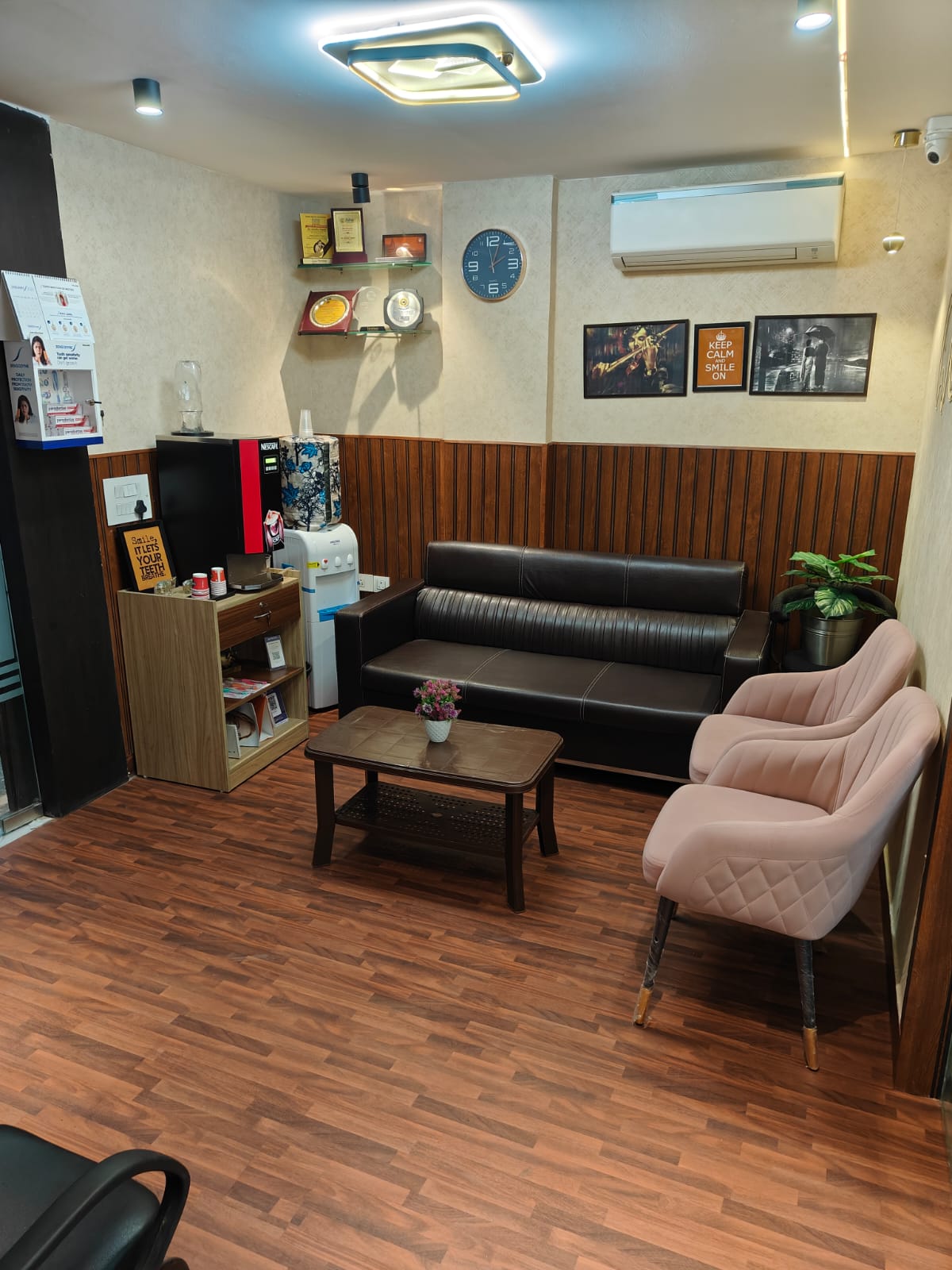 jr-dental-waiting-space-sector-5-delhi-best-dental-tourism-hub.jpg