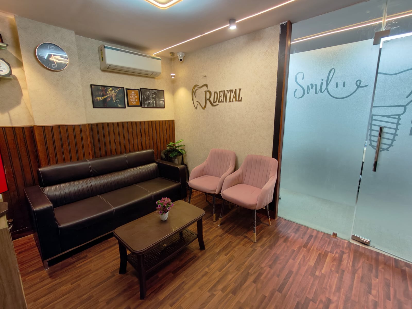 luxury-waiting-lounge-jr-dental-dwarka-sector-5-dental-tourism-comfort.jpg
